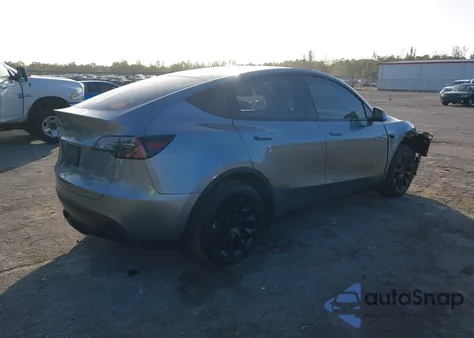 2025 Tesla Model Y Long Range Dual Motor All-Wheel Drive z USA, uszkodzony, nr VIN 7SAYGDEE8SA351818